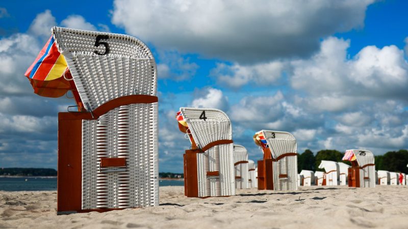 In Schleswig-Holstein und Mecklenburg-Vorpommern haben die Sommerferien begonnen – und in Sierksdorf an der Ostsee stehen schon mal die Strandkörbe für die Erholungswilligen bereit