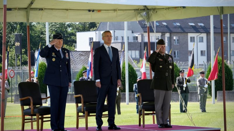Nato-Generalsekretär Jens Stoltenberg (M), General Tod Wolters (l) und General Christopher G. Cavoli bei der Kommandoübergabe.