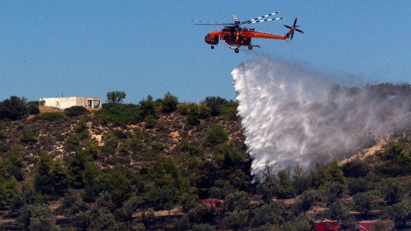 Ein Löschhubschrauber löscht einen Waldbrand in Griechenland.