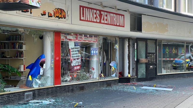 Das Parteibüro der Linken und mehrere Geschäfte sind bei der Explosion beschädigt worden.