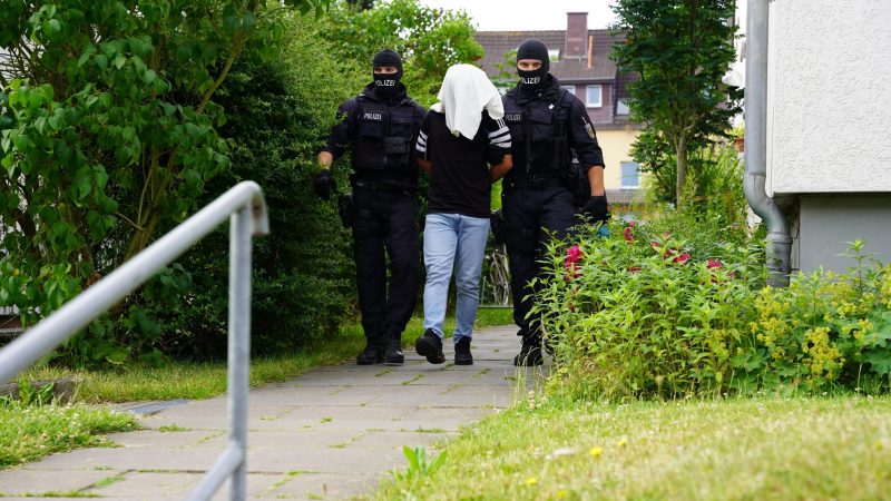 Ein Mann wird von Beamten in Osnabrück abgeführt.