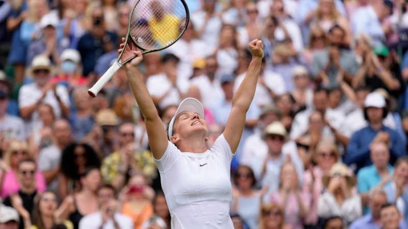 Die Rumänin Simona Halep freut sich über ihren Sieg und ihren Einzug ins Halbfinale während der Wimbledon Championships in London.