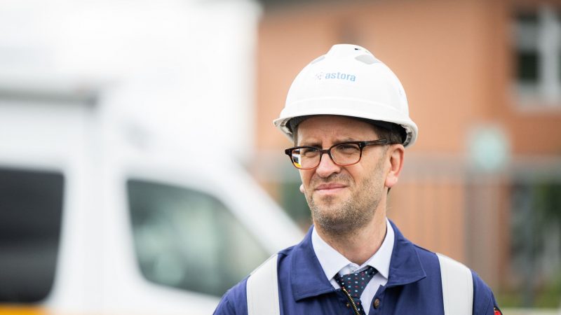 Der Präsident der Bundesnetzagentur, Klaus Müller, besichtigt den Gasspeicher im niedersächsischen Rehden.