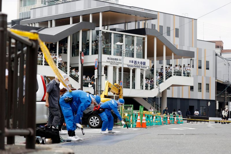 Die Polizei untersucht den Ort, an dem auf Japans ehemaligen Premierminister Shinzo Abe geschossen wurde.