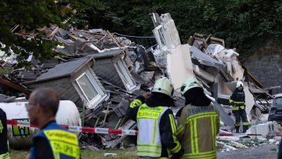 Haus-Explosion im Sauerland: Menschen aus Trümmern geborgen