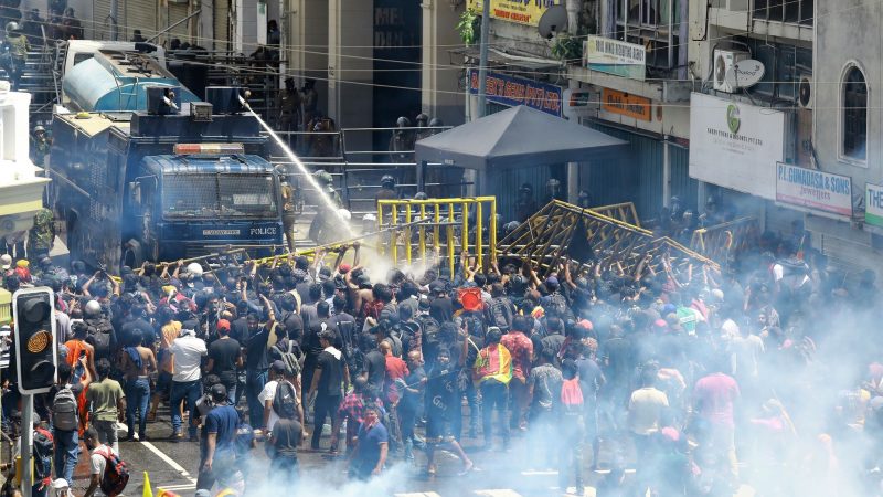 Die Polizei setzt Wasserkanonen und Tränengas gegen Demonstranten ein.