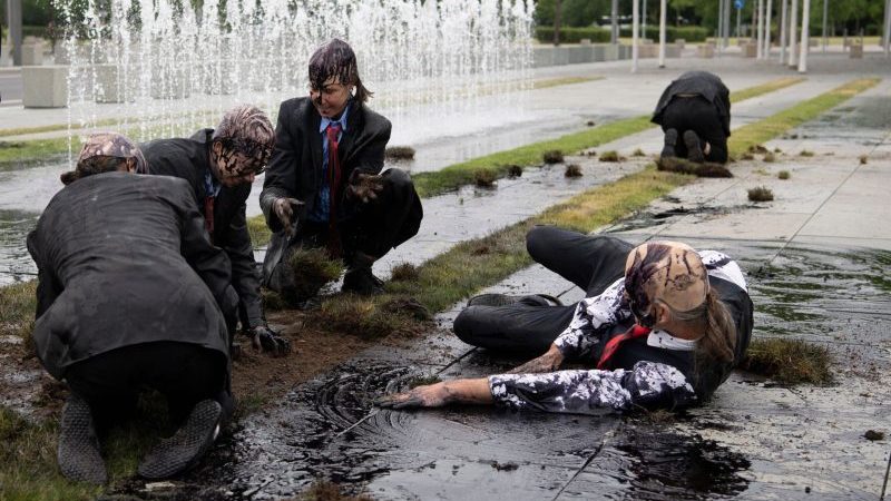 Klimaschutz-Aktivisten der Gruppe "Letzte Generation" graben vor dem Kanzleramt nach "Öl". Zuvor hatten sie vor dem Kanzleramt eine öl-ähnliche Farbsubstanz verschüttet.