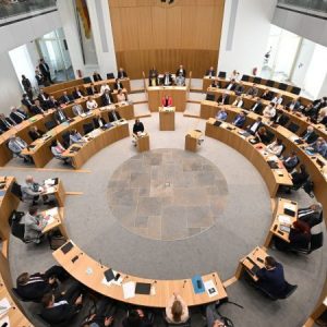 Erstes deutsches Parlament will „erwiesen verfassungsfeindliche“ Mitarbeiter nicht mehr bezahlen