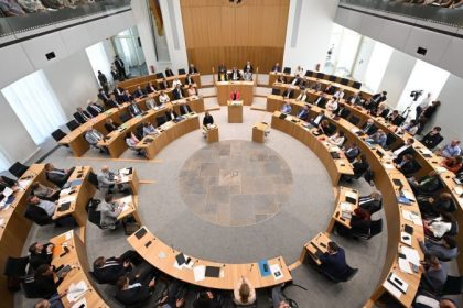 Erstes deutsches Parlament will „erwiesen verfassungsfeindliche“ Mitarbeiter nicht mehr bezahlen