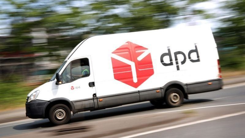 Ein DPD-Pakettransporter verlässt das Paketsortierzentrum in Duisburg.