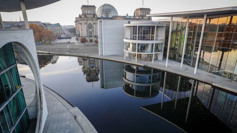 Das Paul-Löbe-Haus und das Reichstagsgebäude spiegeln sich am frühen Morgen vor Beginn der Bundestagssitzung in der Spree.