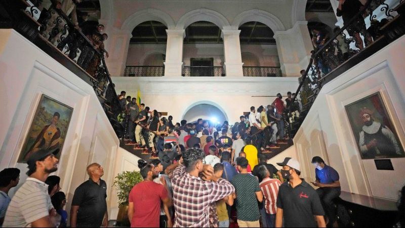 Demonstranten beim Sturm auf die offizielle Residenz des Präsidenten von Sri Lanka in Colombo.