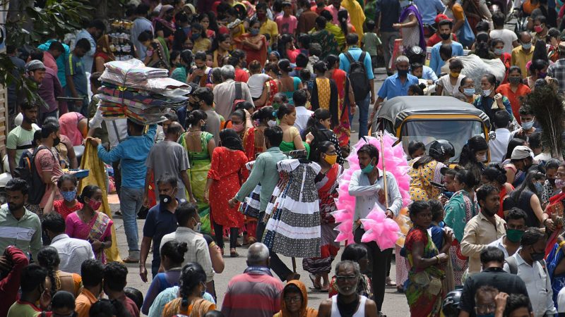 Menschen gehen dichtgedrängt auf einem Wochenmarkt im indischen Mumbai einkaufen. Die Weltbevölkerung wächst - aber immer langsamer.