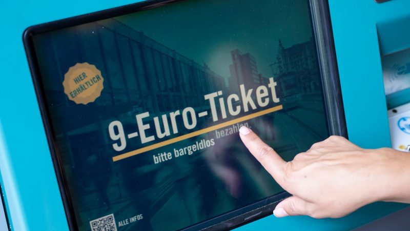 Ein Fahrgast kauft ein 9-Euro-Ticket an einem Fahrschein-Automaten.