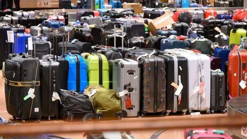 Koffer, Taschen und Kinderwagen stehen in der Gepäckausgabe des Hamburger Flughafens und finden erst nach Tagen ihre Besitzer.