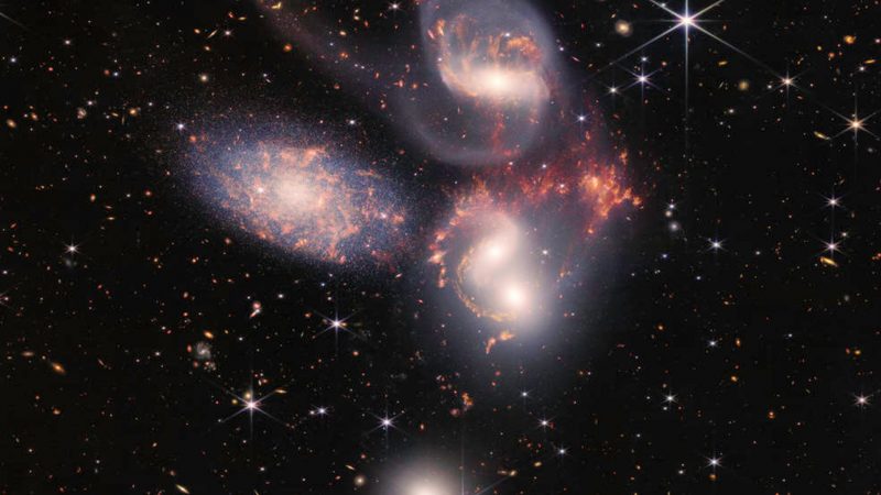 Stephan’s Quintet, eine visuelle Gruppierung von fünf Galaxien. Dieses riesige Mosaik ist das bisher größte Bild vom Weltraumteleskop James Webb und bedeckt etwa ein Fünftel des Monddurchmessers.