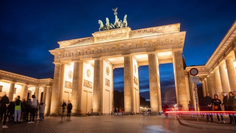 Beleuchtetes Brandenburger Tor. Berlins Bürgermeisterin Giffey will die Beleuchtung an öffentlichen Gebäuden nach Mitternacht abschalten.