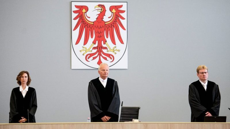 Ein Richter in einem Gerichtssaal in Brandenburg.
