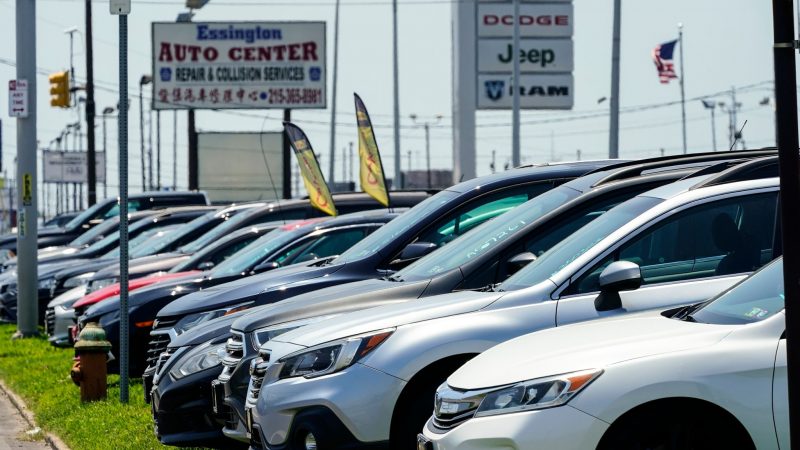Gebrauchtwagen auf einem Parkplatz in Philadelphia. Die Inflation in den USA ist auf einen Rekordwert gestiegen.
