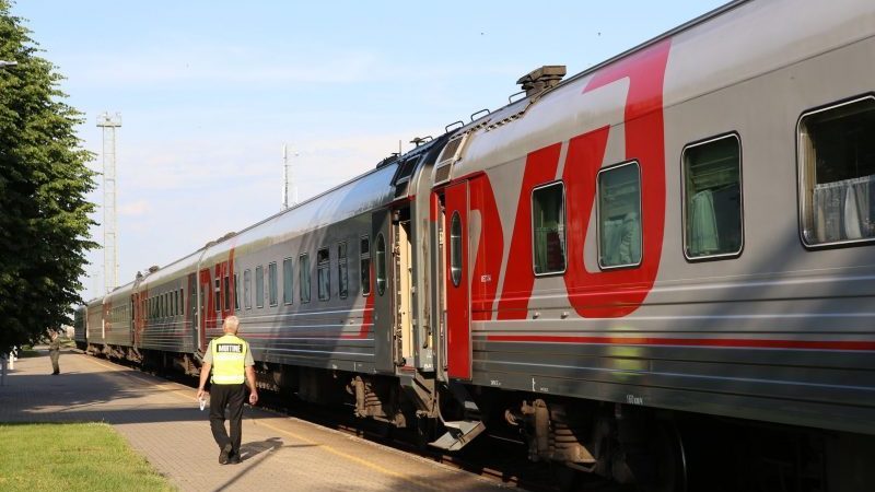 Ein litauischer Zollbeamter kontrolliert am Bahnhof von Kybartai den russischen Passagierzug von Kaliningrad nach Moskau. Der Grenzort Kybartai liegt an der wichtigsten Eisenbahntrasse, die die russische Exklave Kaliningrad mit Russland verbindet.
