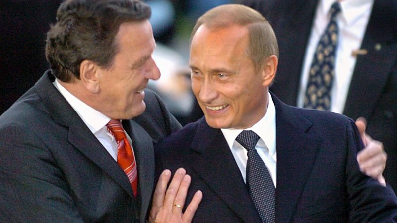 Der damalige Bundeskanzler Gerhard Schröder (SPD) begrüßt im April 2004 in Hannover den russischen Präsidenten Wladimir Putin.
