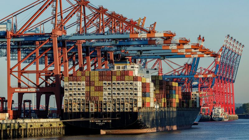 Ein Containerschiff liegt zur Abfertigung an den Terminals im Hamburger Hafen.