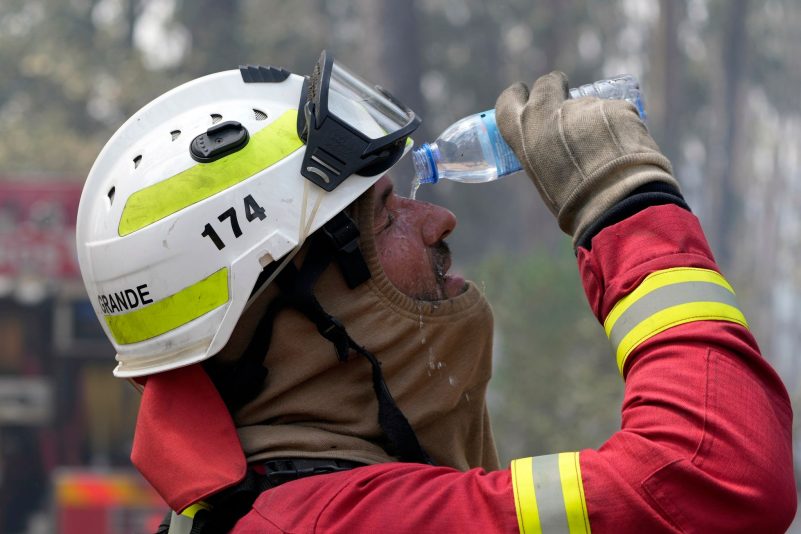 Ein Feuerwehrmann wäscht sich portugiesichen Dorf Colmeias in der Nähe von Leiria die Augen mit Wasser aus. Tausende von Feuerwehrleuten kämpfen in Portugal weiterhin gegen Brände im ganzen Land.