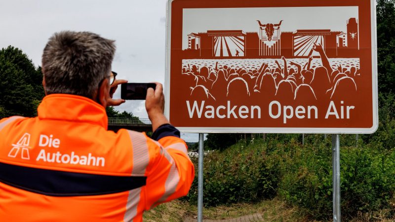 Am 4. August startet das Wacken Open Air, das nach Veranstalterangaben größte Heavy-Metal Festival der Welt. Kurz vor dem Beginn hat das berühmte Festival ein eigenes Hinweisschild an der Autobahn 23 bekommen.