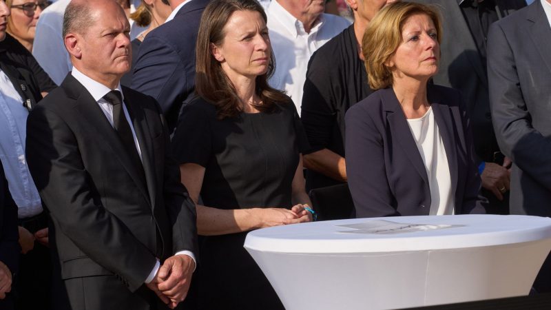 Bundeskanzler Olaf Scholz (SPD, l-r), Cornelia Weigand (Landrätin Kreis Ahrweiler) und die rheinland-pfälzische Ministerpräsidentin Malu Dreyer (SPD) nehmen an der Gedenkfeier in Bad Neuenahr teil.
