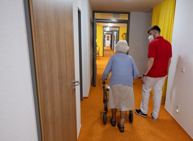 Die Zahl der Corona-Fälle steigt in Deutschland weiter an - auch in Alten- und Pflegeheimen.