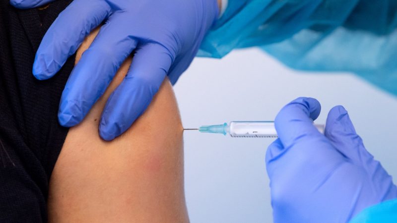 Eine Frau wird in München mit einem Corona-Impfstoff geimpft. Statt jährlicher Auffrischungen und Grippeimpfungen planen Hersteller eine mRNA-Kombi-Impfung gegen zwei oder mehr Viren.