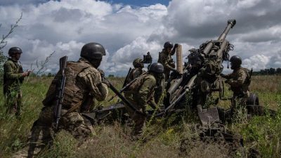 Ukrainische Soldaten laden Munition in eine von den USA gelieferte M777 Haubitze, um auf russische Stellungen zu schießen. Die Ukraine hofft auf mehr Waffen aus dem Westen.