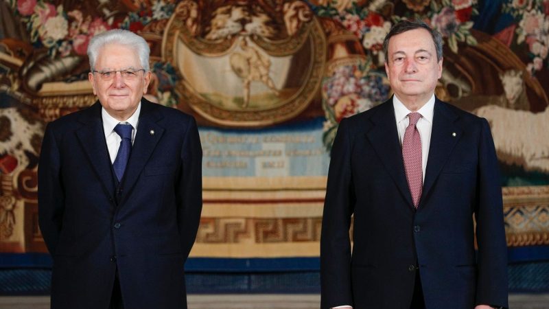 Ministerpräsident Mario Draghi (r) will zurücktreten, doch Staatspräsident Sergio Mattarella sieht das anders.