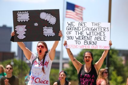 Nachdem Ende Juni das verfassungsmäßige Recht auf Abtreibung in den USA vom Obersten Gericht gekippt wurde, gab es landesweit zahlreiche Proteste.