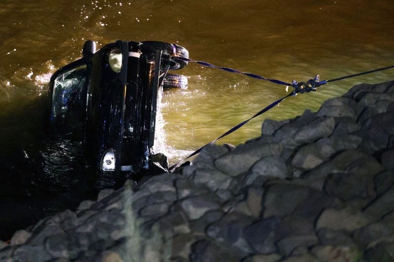 Zwei Frauen sind unbeabsichtigt mit einem Auto mitten in den Rhein gefahren - beide konnten sich retten und ans Ufer schwimmen.
