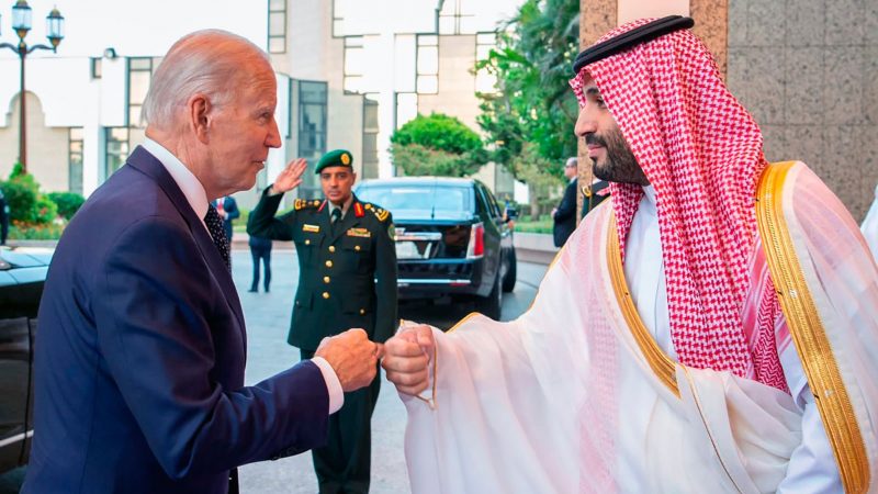 Mohammed bin Salman (r.) begrüßt Joe Biden mit einem Faustgruß nach dessen Ankunft.
