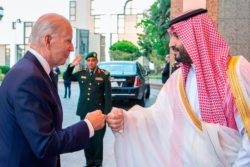 Mohammed bin Salman (r.) begrüßt Joe Biden mit einem Faustgruß nach dessen Ankunft.
