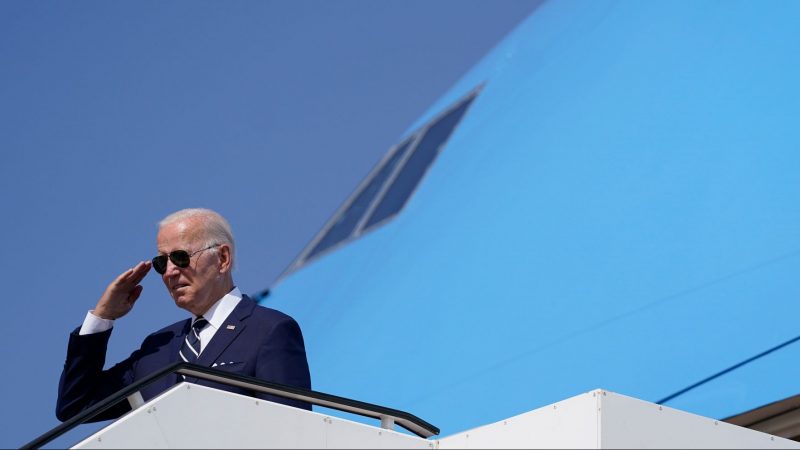 Joe Biden, Präsident der USA, salutiert vor seinem Abflug nach Saudi-Arabien vom Ben-Gurion-Flughafen in Tel Aviv.