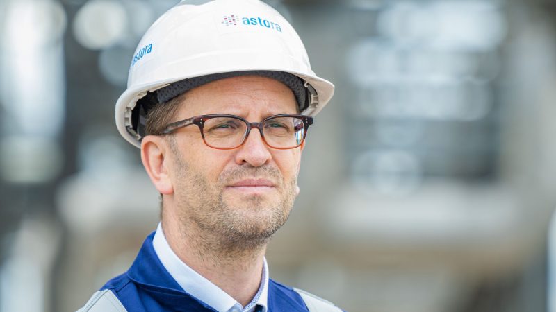 Klaus Müller, Präsident der Bundesnetzagentur, während einer Besichtigung des Astora Gasspeichers in Rehden.