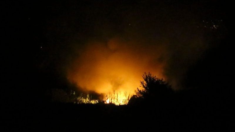 Flammen lodern an der Absturzstelle nahe Kavala im Nordosten Griechenlands.