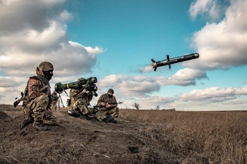 Auf diesem vom Pressedienst des ukrainischen Verteidigungsministeriums veröffentlichten Foto benutzen ukrainische Soldaten während einer Militärübung in der Region Donezk eine Abschussvorrichtung mit einer US-Javelin-Rakete.