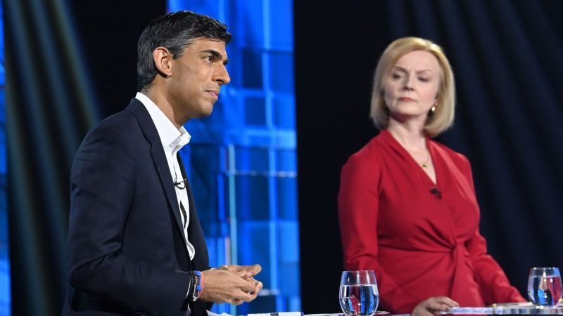 Die konservativen Politiker Rishi Sunak (l.) und Elizabeth Truss während der TV-Debatte «Britain's Next Prime Minister».