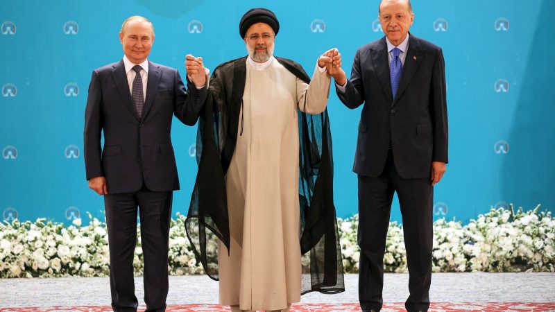 Der russische Präsident Wladimir Putin, Ebrahim Raisi, Präsident des Iran, und ihr türkischer Kollege Recep Tayyip Erdogan bei ihrem Treffen in Teheran.