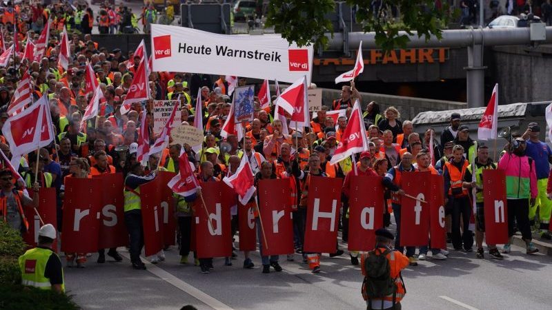 Hafen-Beschäftigte demonstrieren in der Hamburger Innenstadt.