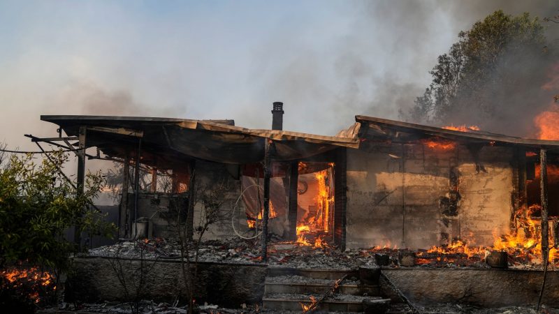 Ein Haus brennt in der Gegend von Anthousa, etwa 30 Kilometer östlich von Athen.