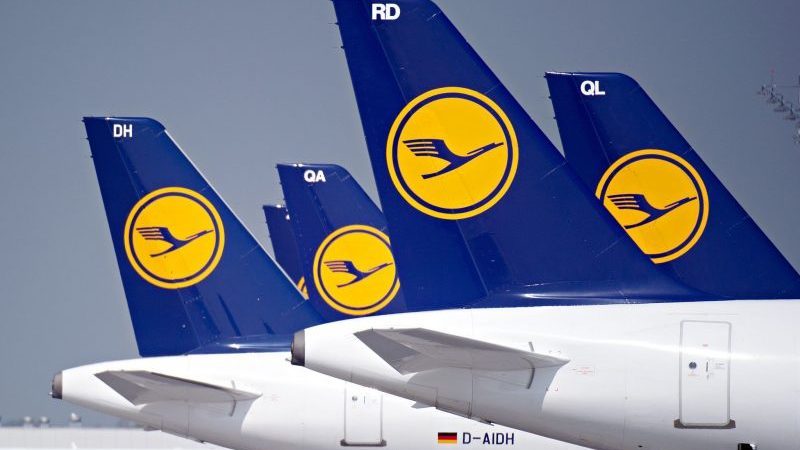 Maschinen der Lufthansa stehen auf dem Flughafen "Franz Josef Strauß" in München.