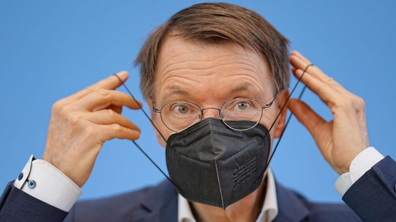 Gesundheitsminister Karl Lauterbach. Eine neue Pandemie-AG soll künftig für bessere und abgestimmte Kommunikation zu Impfempfehlungen sorgen.