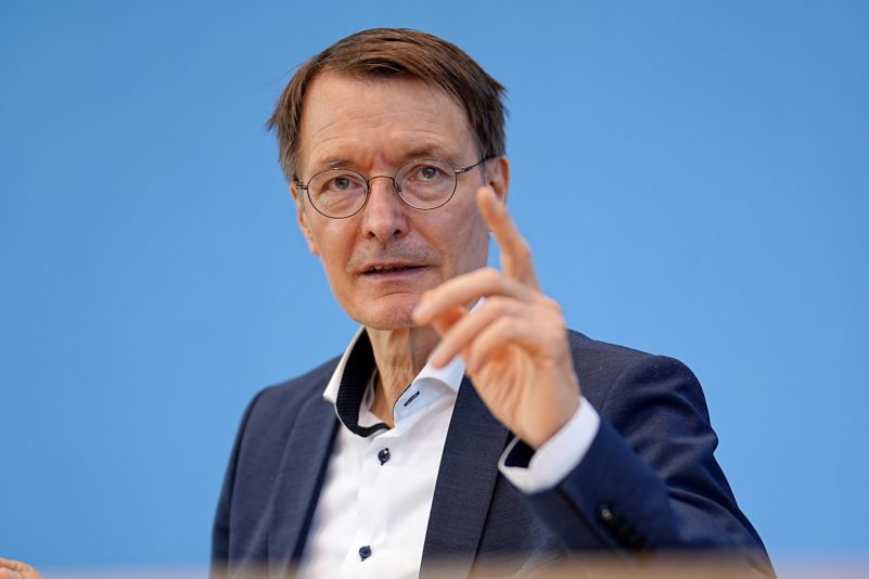 Gesundheitsminister Karl Lauterbach warnt vor einem katastrophalen Herbst, sollten nicht weiter Maßnahmen gegen die Corona-Ausbreitung greifen.