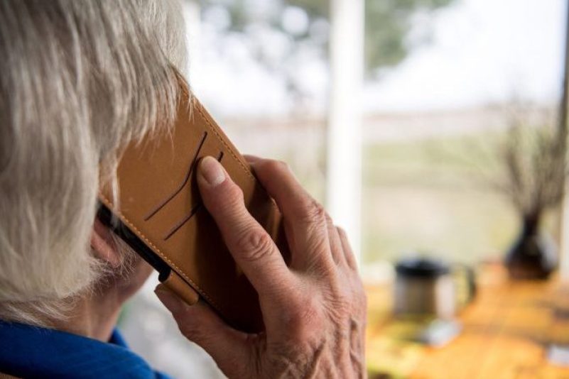 Die Polizei warnt vor Telefonbetrügern.Eine alte Frau telefoniert. Telefonbetrüger überrumpeln gern mit falschen Geschichten und ergaunern viel Geld. (Symbolbild)