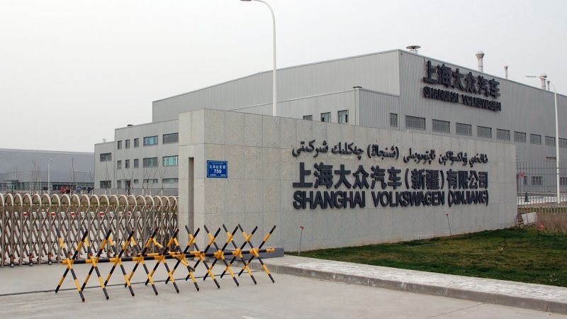 Die Einfahrt zum Werk von Volkswagen im westchinesischen Ürümqi (Xinjiang).